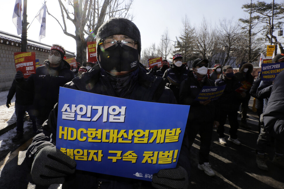 전국민주노동조합총연맹 건설노조 조합원들이 20일 오전 청와대 사랑채 앞에서 광주 화정아이파크 붕괴사고 책임자 처벌과 중대재해처벌법 강화, 건설안전특별법 제정을 촉구하는 결의대회를 열고 있다. 김명진 기자