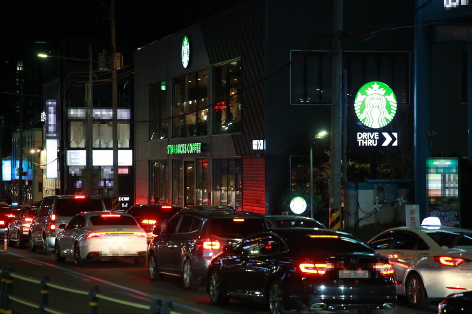 지난 18일 저녁 7시께 부산 동래구 안락동의 스타벅스 안락 드라이브스루 매장 앞 모습. 퇴근시간이라 차가 밀리고 있다. 이곳은 부산에서 상습 정체 구간으로 꼽힌다. 김영동 기자