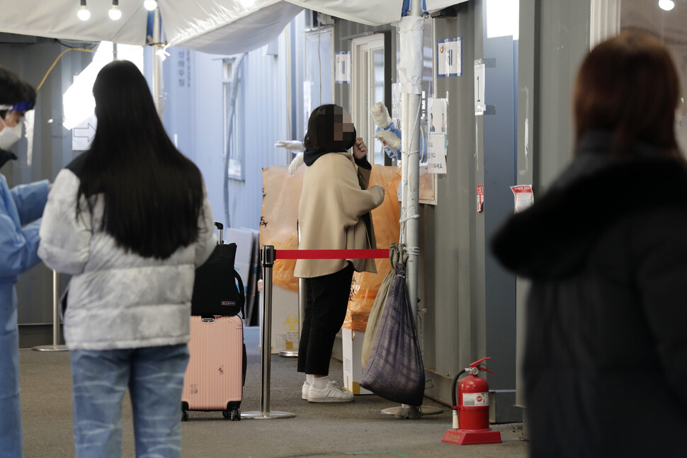 설 연휴를 하루 앞둔 28일 오전 서울역 코로나19 선별진료소에서 귀성객들이 코로나19 검사를 받고 있다. 김명진 기자 littleprince@hani.co.kr