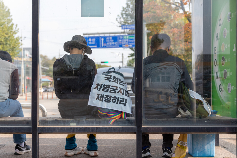 이종걸(오른쪽), 미류 활동가가 ‘평등길’ 여정 도중 지난해 11월1일 청주역 앞 버스정류장에서 쉬고 있다. 박승화 기자 eyeshoot@hani.co.kr