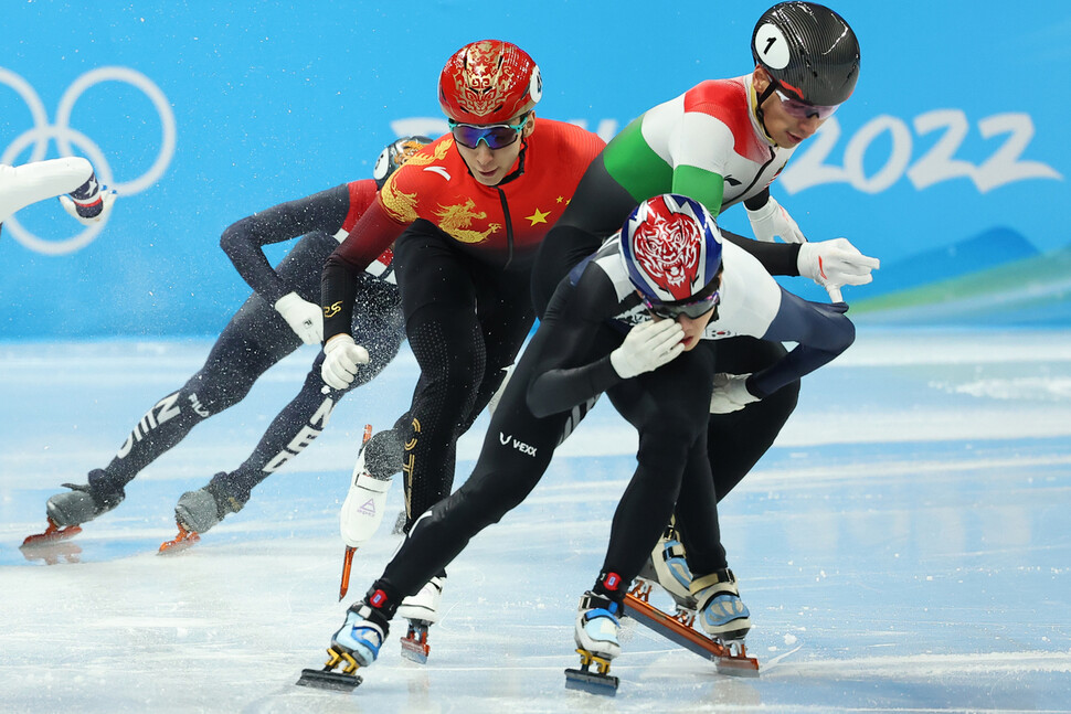 한국 쇼트트랙 대표팀 황대헌(왼쪽 사진)과 이준서가 7일 오후 중국 베이징 서우두체육관에서 열린 2022 베이징겨울올림픽 쇼트트랙 남자 1000m 준결승 경기에서 상대선수를 추월해 질주하고 있다. 그러나 두 선수는 경기 뒤 반칙 판정을 받아 실격 처리됐다. 베이징/연합뉴스