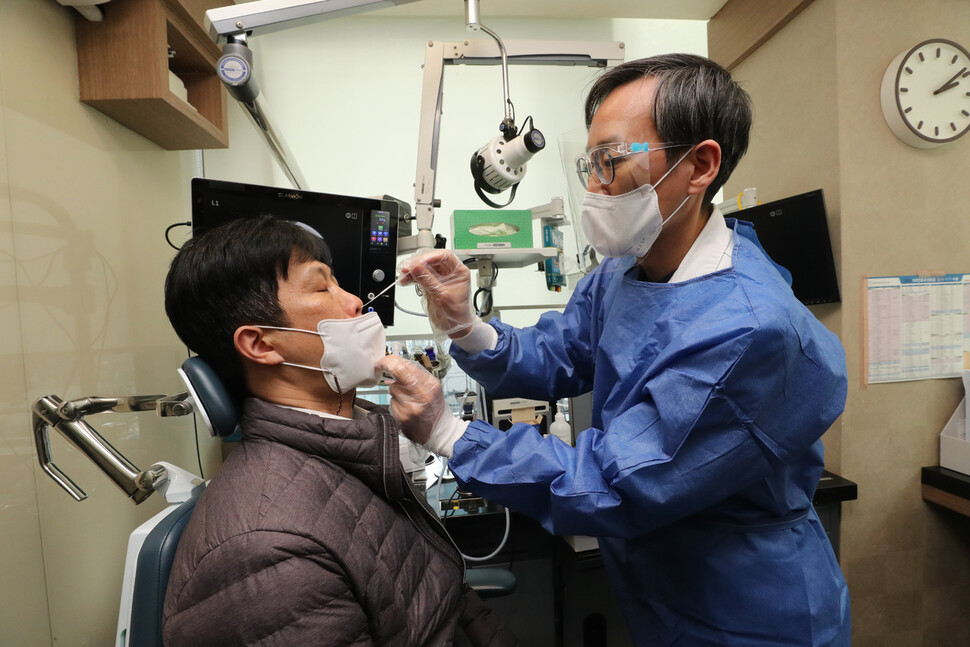 9일 오후 호흡기진료지정의료기관인 서울 종로구 예림이비인후과에서 강희선 원장이 신속항원검사키트를 이용해 병원 내방자의 검체를 채취하고 있다. 김태형 기자