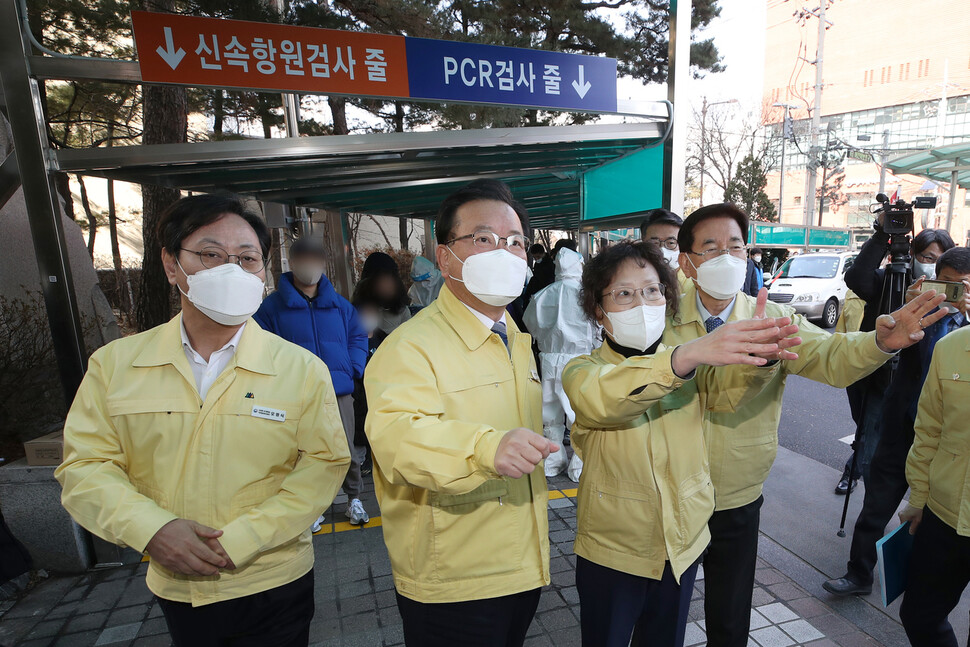 김부겸 국무총리가 10일 오전 서울 동대문구 보건소 선별진료소를 찾아 검사체계 전환 현장점검을 하고 있다.