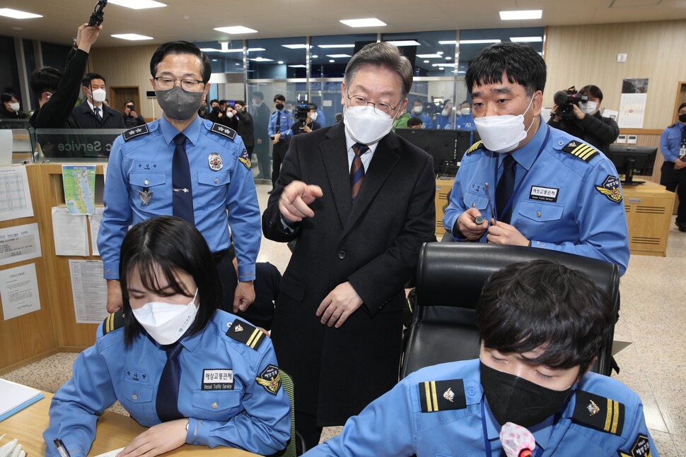 이재명 더불어민주당 대선 후보가 제20대 대통령 선거 공식 선거운동이 시작된 15일 자정 부산 영도구 부산항 해상교통관제센터(VTS)를 찾아 해상교통관제 현황을 보고받고 있다. 부산/김봉규 선임기자 bong9@hani.co.kr