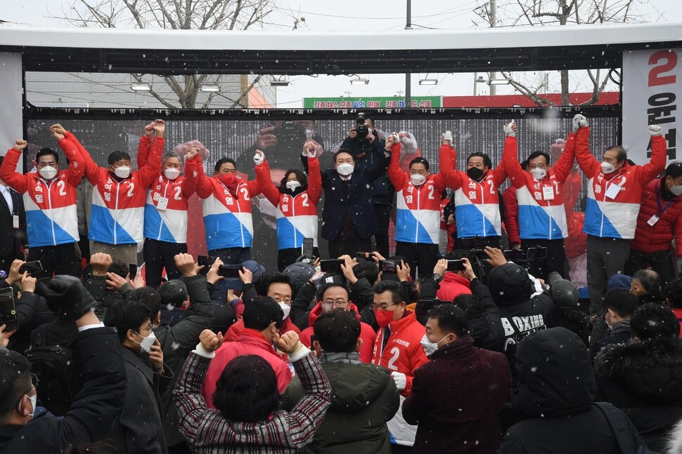 국민의힘 윤석열 대선 후보가 16일 오전 광주 광산구 송정매일시장에서 열린 거점유세에서 지지자들에게 인사하고 있다. 공동취재사진