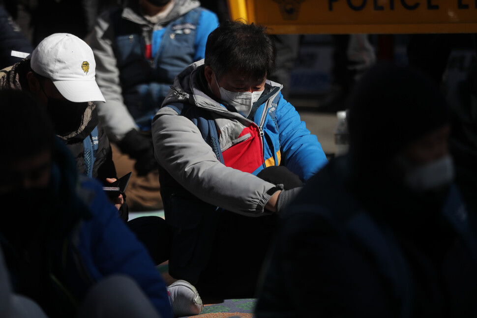 18일 오전 서울 중구 씨제이대한통운 본사 앞에서 열린 종교시민사회단체 공동대책위원회 발족 기자회견에서 한 조합원들이 눈을 감은채 문제해결을 촉구하는 기자회견문 낭독을 듣고 있다. 김태형 기자