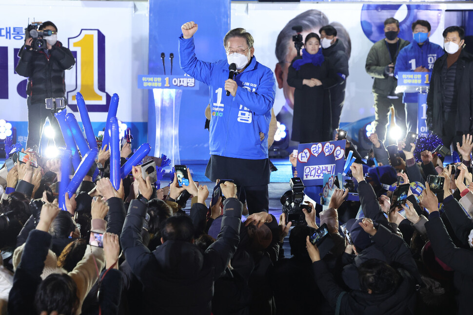 더불어민주당 이재명 대선후보가 18일 광주시 동구 금남로 광주 5·18 민주광장에서 열린 광주 정신으로 미래를 열어주십시오' 광주 집중유세에서 지지를 호소하고 있다. 연합뉴스