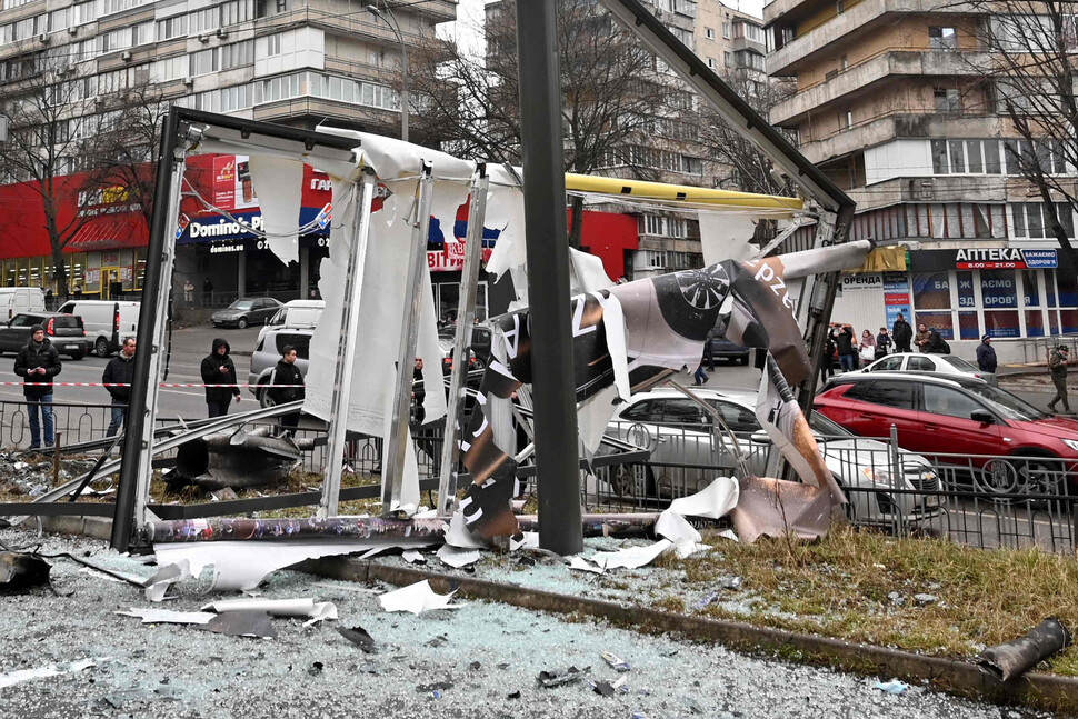 24일 러시아가 군사작전 개시를 선언한 뒤 우크라이나 수도 키예프의 거리에 미사일 잔해가 널브러져 있다. 키예프/AFP 연합뉴스