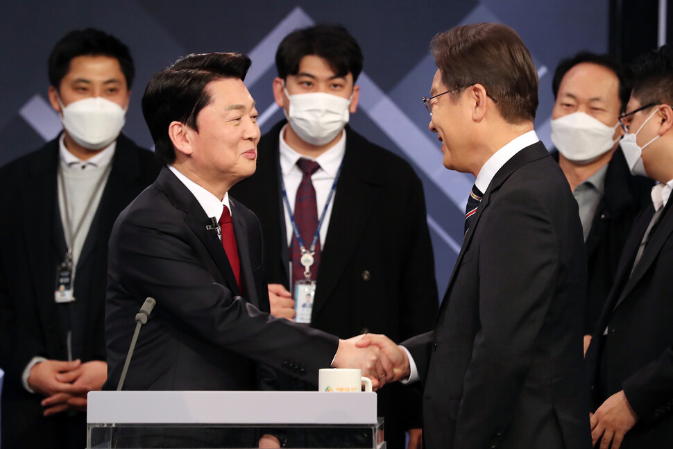 이재명 더불어민주당 대선 후보(오른쪽)와 안철수 국민의당 대선 후보가 2일 저녁 서울 여의도 한국방송 본관에서 열린 중앙선거방송토론위원회 주관 제20대 대통령선거 후보 초청 3차 법정 TV 토론회에서 악수를 나누고 있다. 공동취재사진