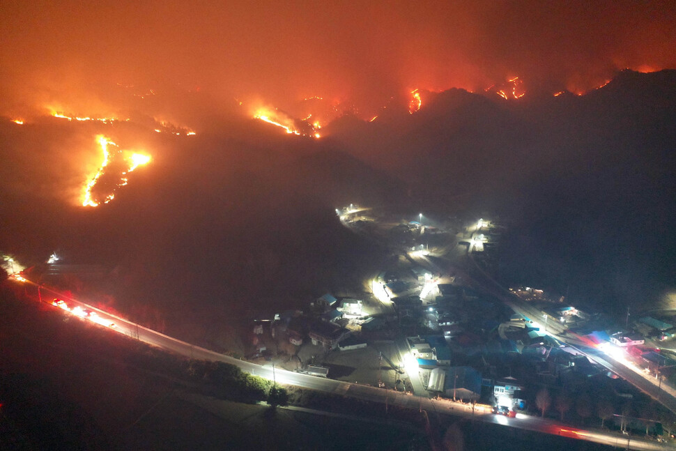 4일 오후 8시 30분께 앞서 오전 11시께 경북 울진군 야산에서 시작된 산불이 강한 바람을 타고 길이 약 2km의 산등성이를 불태우며 강원도 삼척시로 번지고 있다. 삼척/연합뉴스