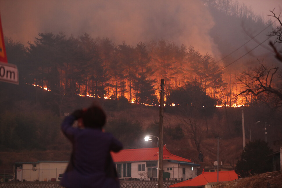 경북 울진과 삼척 일대에 대형 산불이 계속된 5일 저녁 경북 울진군 북면 하당리 야산이 불타고 있다. 울진/김태형 기자 xogud555@hani.co.kr