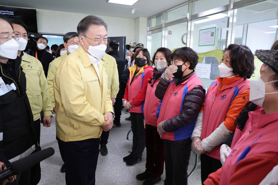 강원·경북 산불현장 방문에 나선 문재인 대통령이 6일 경북 울진군 울진국민체육센터에 마련된 대피소에서 자원봉자자들을 격려하고 있다. 울진/청와대사진기자단