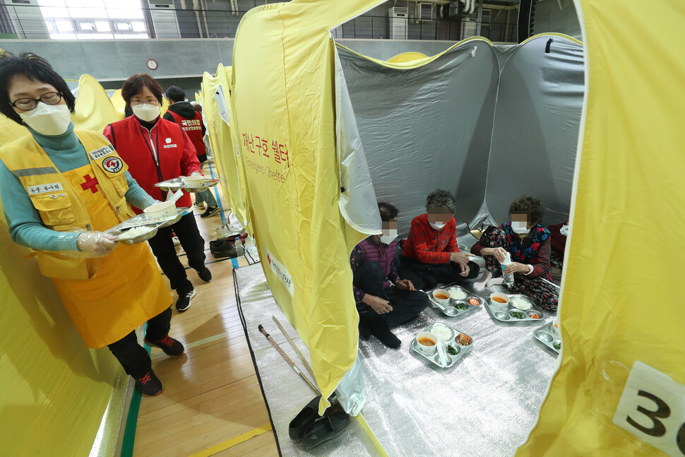 6일 오전 이재민 대피소가 있는 경북 울진군 울진읍 군민체육센터에서 적십자봉사원들이 이재민들에게 점심을 배달하고 있다. 울진/김태형 기자