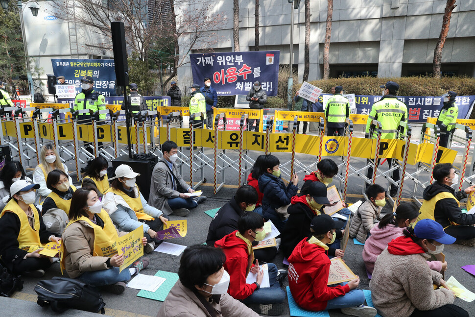 1534차 수요시위가 열린 9일 낮 옛 일본대사관 앞에 이를 반대하는 극우단체들의 시위가 이어지고 있다. 윤운식 선임기자