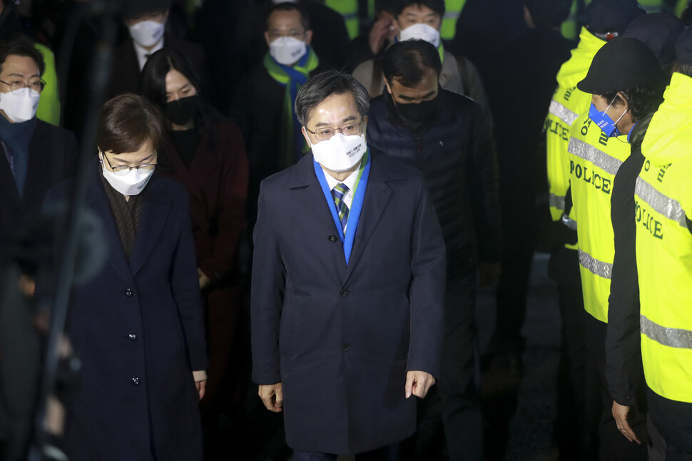 김동연 새로운물결 대표가 10일 새벽 이재명 대선후보를 만나기 위해 서울 여의도 당사로 들어서고 있다. 공동취재사진