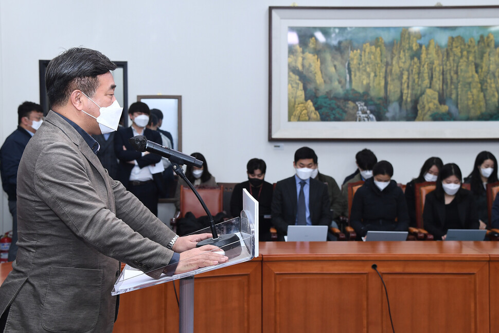 더불어민주당 윤호중 비상대책위원장이 13일 국회 당 대표실에서 'n번방 추적단 불꽃' 활동가 출신인 박지현 여성위원회 부위원장을 공동위원장으로 하는 내용의 비상대책위원회 인선안을 발표한 뒤 취재진의 질문에 답변하고 있다. 연합뉴스