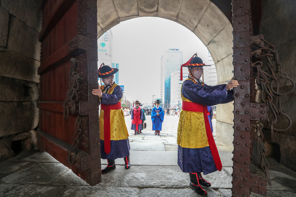 15일 오전 서울 중구 숭례문에서 성문을 여닫는 개폐의식을 재현하는 행사가 열리고 있다. 수문군이 성문을 여닫는 개폐의식을 선보이는 것은 이번이 처음이다. 개폐의식은 월요일을 제외한 주 6일 진행되며 오전 10시에 도성문이 열리고 오후 3시 30분에 문이 닫힌다. 공동취재사진