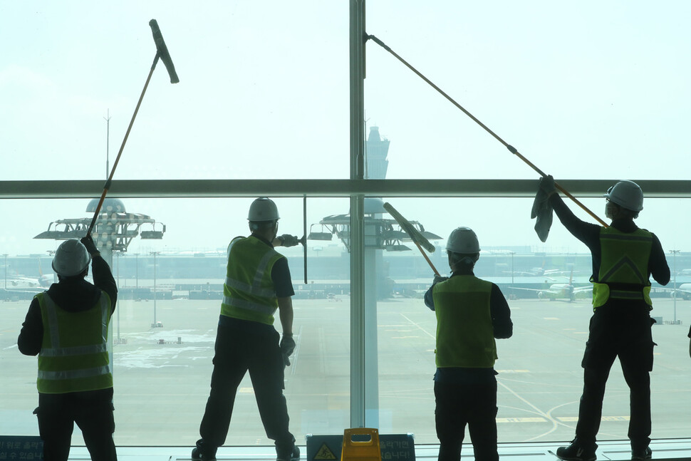 15일 오전 인천국제공항 제2터미널 전망대에서 작업자들이 공항 유리창을 청소하고 있다. 인천공항/김태형 기자