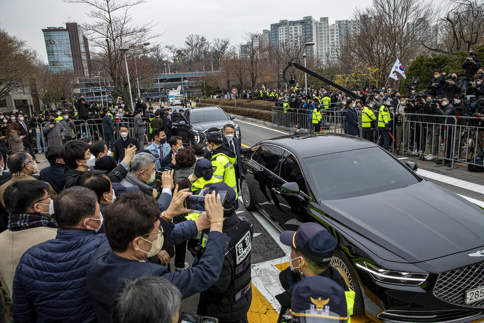 지난해 사면된 박근혜 전 대통령이 24일 서울 강남구 삼성병원에서 퇴원하고 있다. 공동취재사진