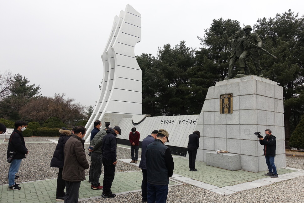 지난 24일 경기도 포천시 영북면 문암리 타일랜드참전기념비 앞에서 관광객들이 묵념을 하고 있다.