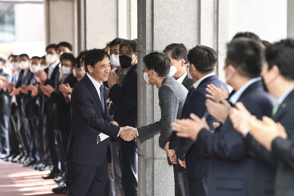 이주열 한국은행 총재가 31일 이임식을 마치고 서울 중구 한국은행에서 마지막 퇴근길에 직원들의 배웅을 받고 있다. 공동취재사진