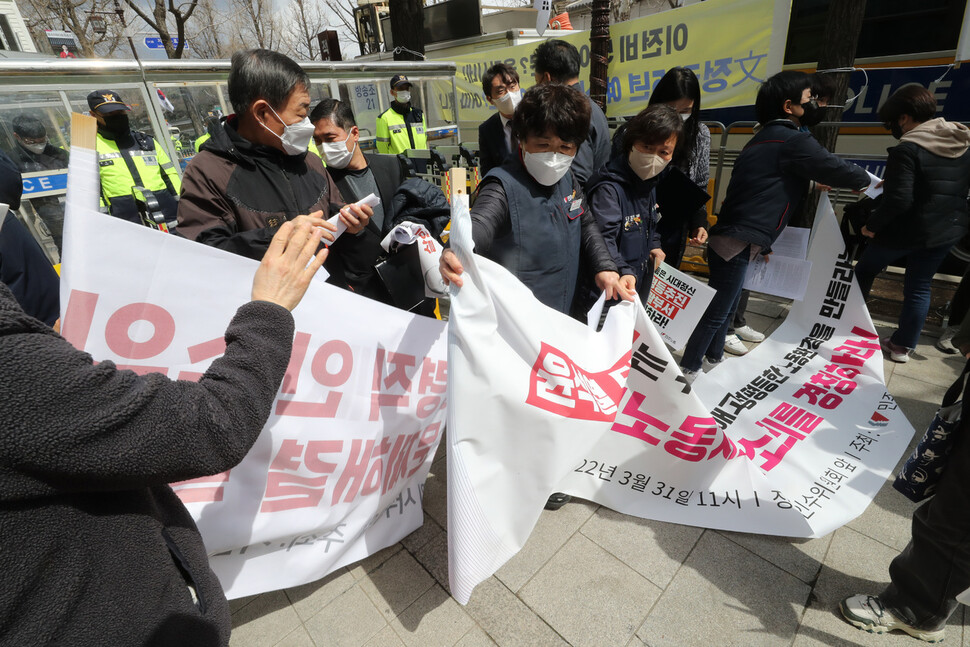 31일 낮 서울 종로구 통의동 대통령직 인수위원회 앞에서 가습기살균제 피해자 단체 기자회견이 끝난 뒤 민주노총 여성위원회 조합원들이 성평등한 노동환경 조성을 촉구하는 기자회견을 준비하고 있다. 김태형 기자