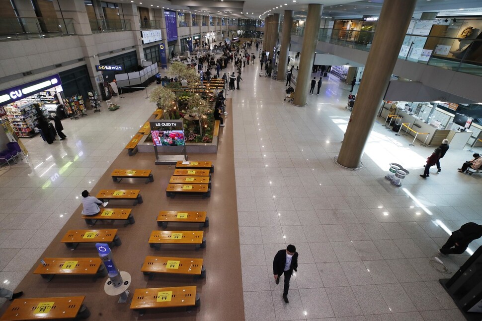 인천국제공항 제1터미널 입국장이 설치된 지자체 방역 안내소와 해외 입국 여행객 전용 대기·분리 장소 등 방역 관련 시설물이 철거되고 나서 예전 모습을 되찾고 있다. 인천공항/김혜윤 기자