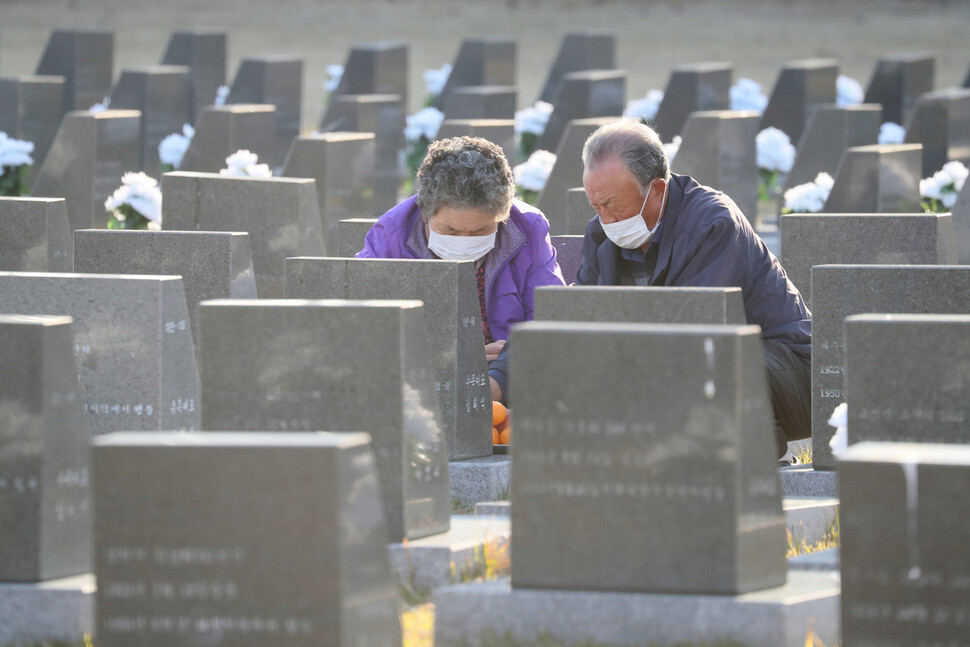 제74주년 제주 4·3 희생자 추념식이 열린 3일 오전 유가족이 제주시 봉개동 4·3평화공원 내 행방불명인 표석을 찾아 희생자의 넋을 위로하고 있다. 제주/연합뉴스