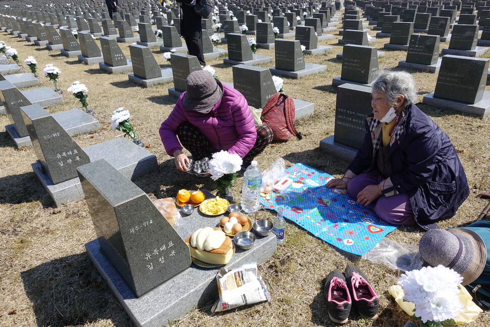 제주4·3행방불명인 표석에서 유족 김정옥(79·오른쪽)씨가 아버지의 표석앞에서 제를 지내고 있다.