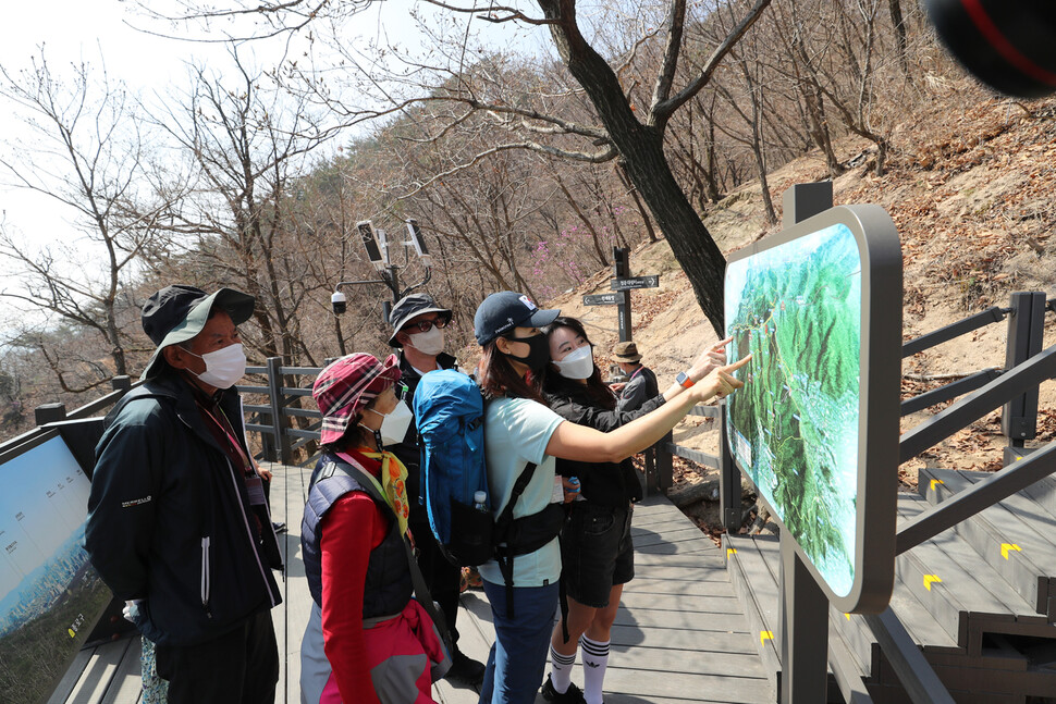 북악산 남쪽 등산로가 시민들에게 개방된 첫날인 6일 오전 서울 종로구 북악산 등산로를 오른던 시민들이 안내판을 보며 이야기 나누고 있다. 신소영 기자 viator@hani.co.kr