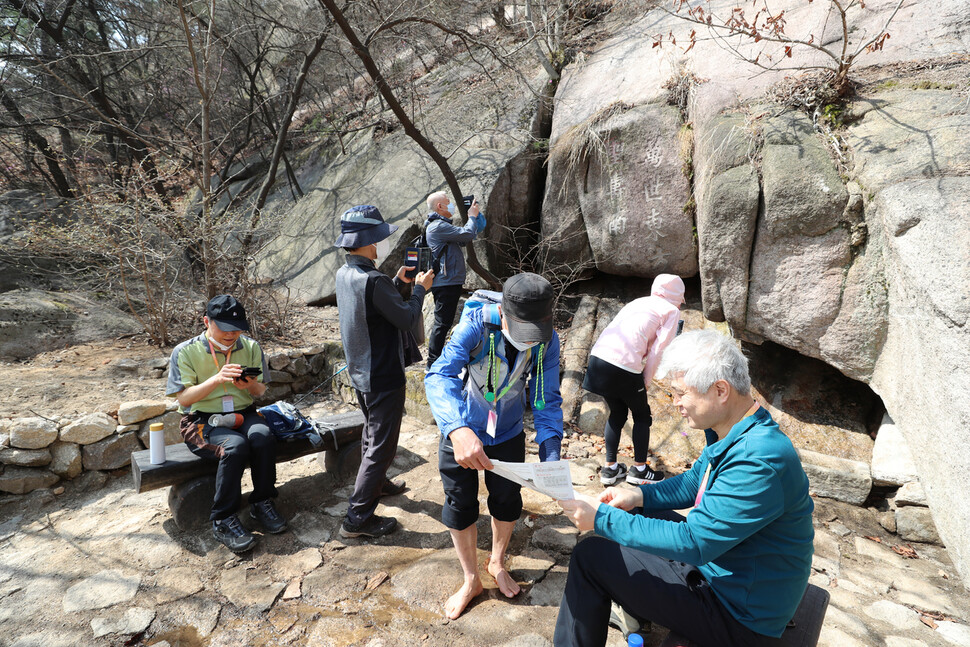 등산로를 오르던 시민들이 만세동방 약수터에 모여 앉아 이야기 나누고 있다. 신소영 기자