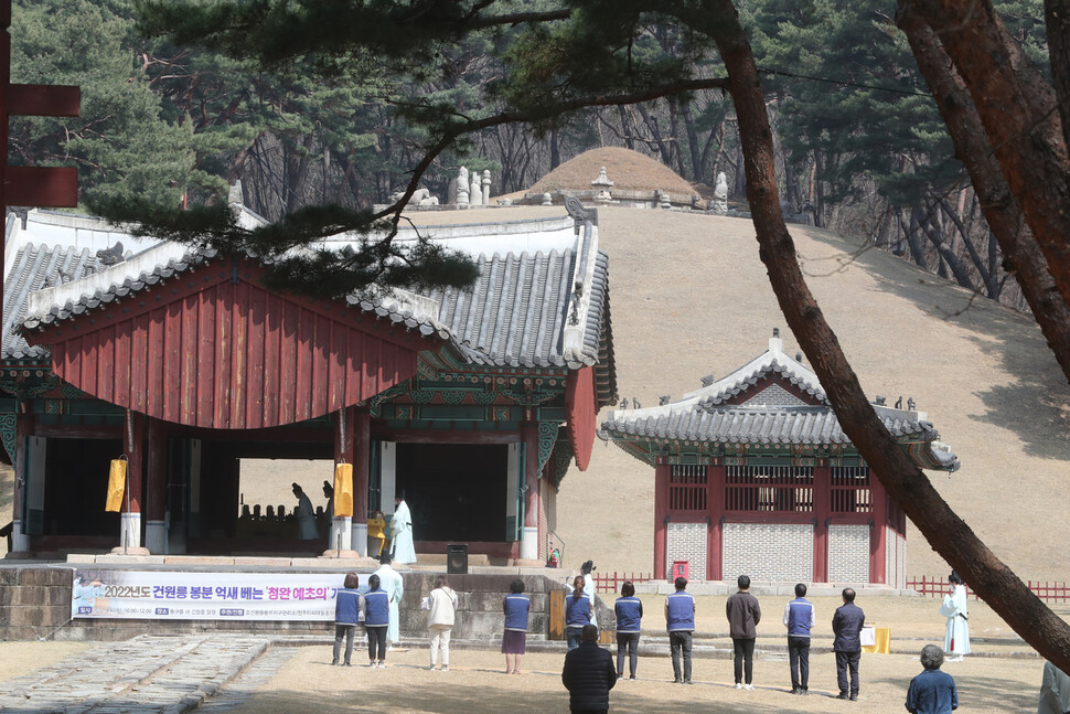 6일 오전 경기 구리시 동구릉 건원릉에서 봉분의 억새를 베는 `청완 예초의' 뒤 이를 태조에 알리는 고유제가 진행되고 있다. 구리/김태형 기자