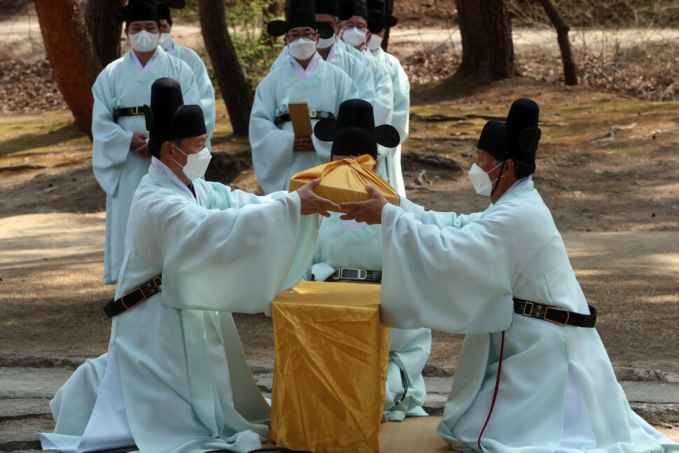 6일 오전 경기 구리시 동구릉 건원릉에서 봉분의 억새를 베는 `청완 예초의' 뒤 고유제가 열리고 있다. 구리/김태형 기자 xogud555@hani.co.kr