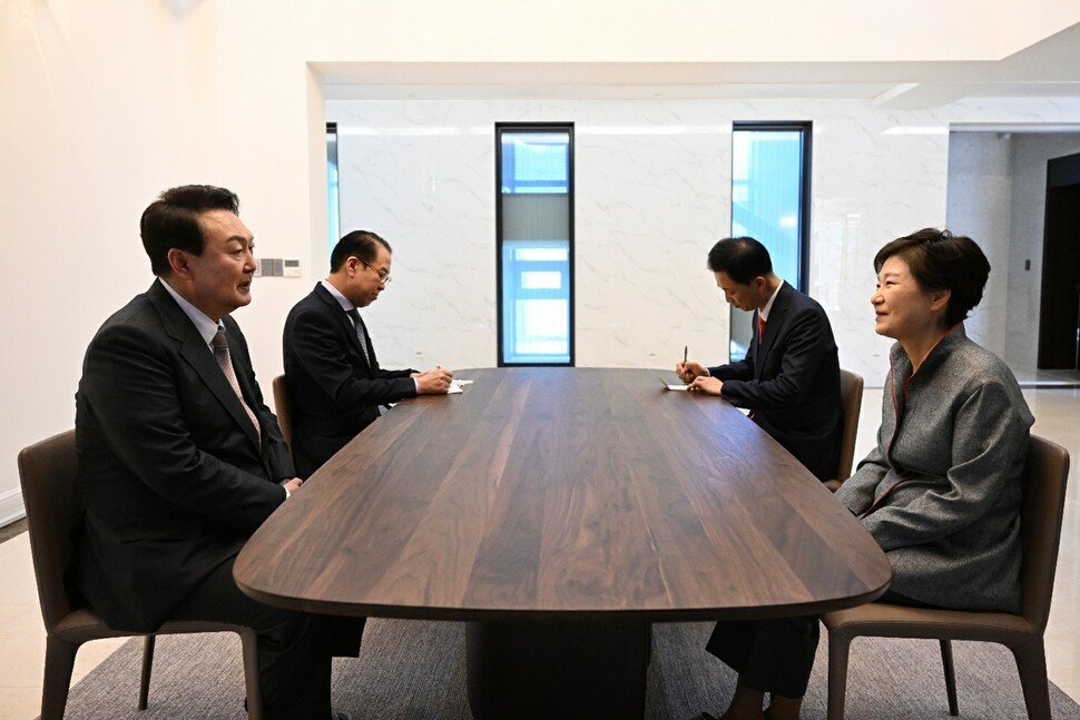 윤석열 대통령 당선자가 12일 오후 대구 달성군 유가읍에 있는 박근혜 전 대통령의 사저에 도착해 박 전 대통령을 예방하고 있다. 당선자 대변인실 제공