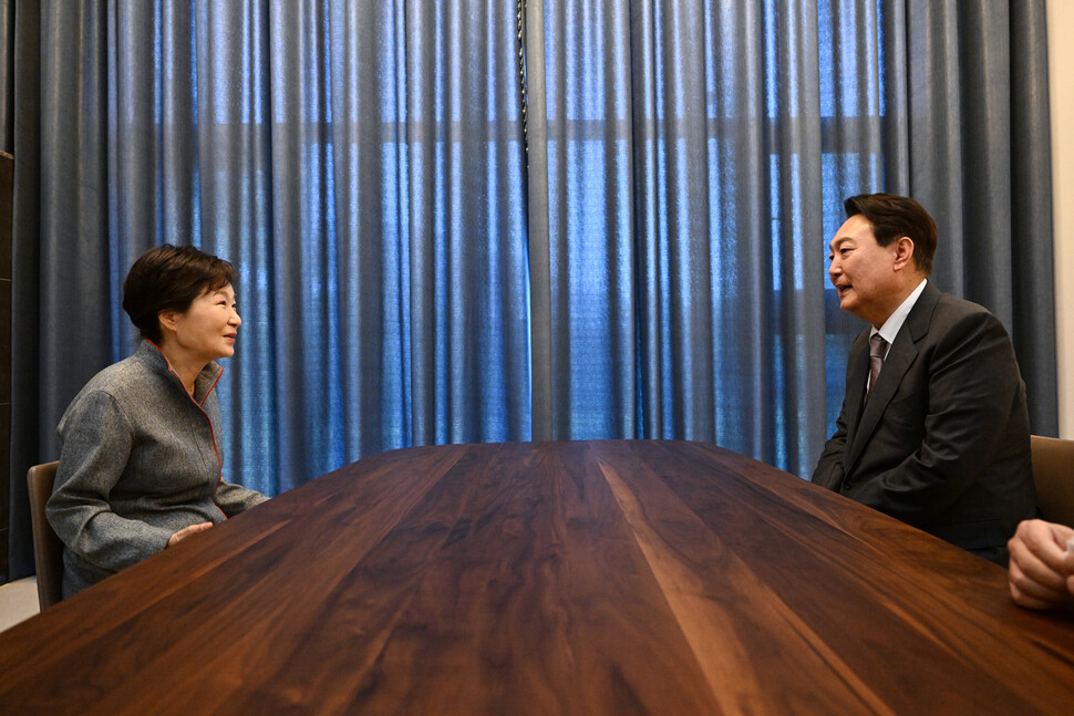 윤석열 대통령 당선자가 12일 오후 대구 달성군 유가읍에 있는 박근혜 전 대통령의 사저에 도착해 박 전 대통령을 예방하고 있다. 당선자 대변인실 제공