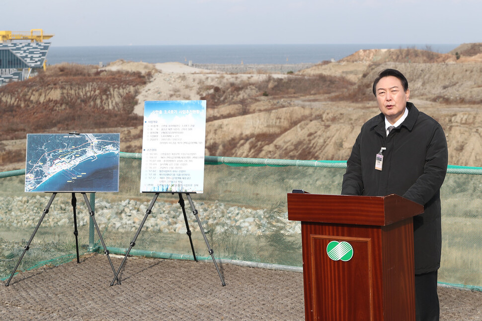 지난해 12월29일 국민의힘 윤석열 대선 후보가 29일 오후 경북 울진군 신한울 3·4호기 건설중단 현장을 방문, 탈원전 정책 전면 재검토와 신한울 3·4호기 건설 즉각 재개 등 원자력 공약을 발표하고 있다. 연합뉴스