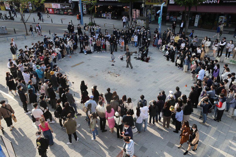 휴일인 지난 17일 오후 서울 마포구 홍대 차 없는 거리에서 거리공연이 펼쳐지자 시민들이 구경을 하고 있다. 김태형 기자 xogud555@hani.co.kr