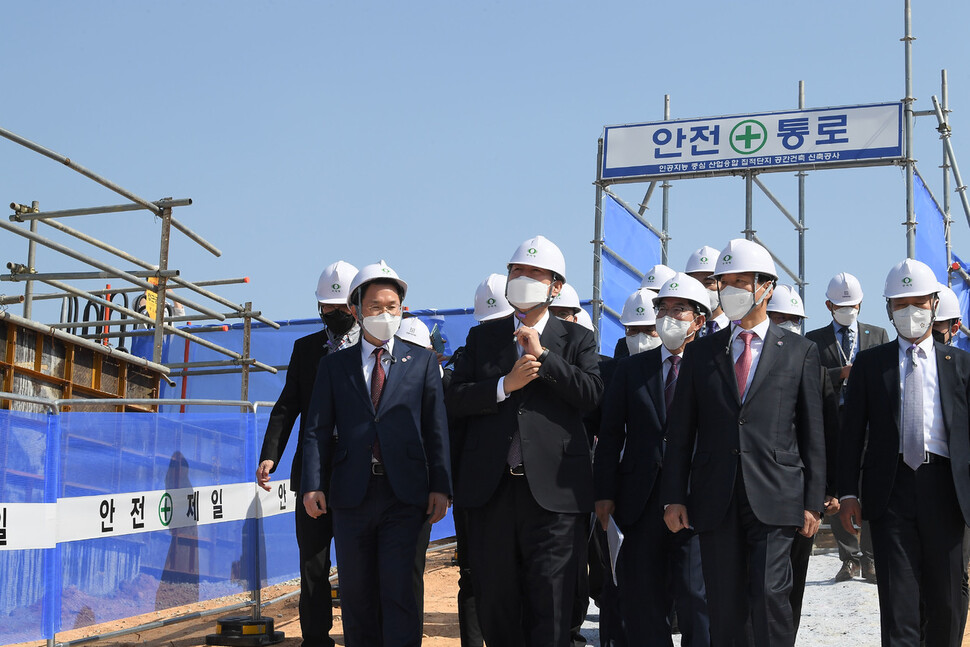 윤석열 대통령 당선자가 20일 전남 광주시 국가 인공지능(AI) 집적단지를 방문해 공사현장을 둘러보고 있다. 공동취재사진