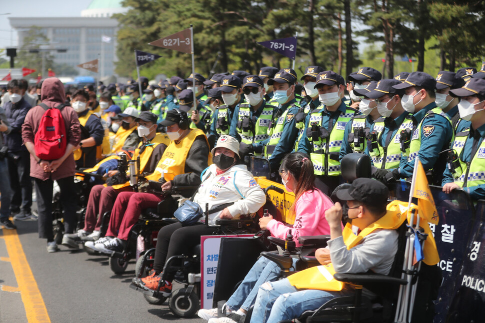 20일 오후 서울 영등포구 여의도 이룸센터 앞에서 ‘420장애인차별철폐투쟁 결의대회’가 열리기 전 경찰들이 장애인들의 도로 진입을 막고 있다. 김태형 기자