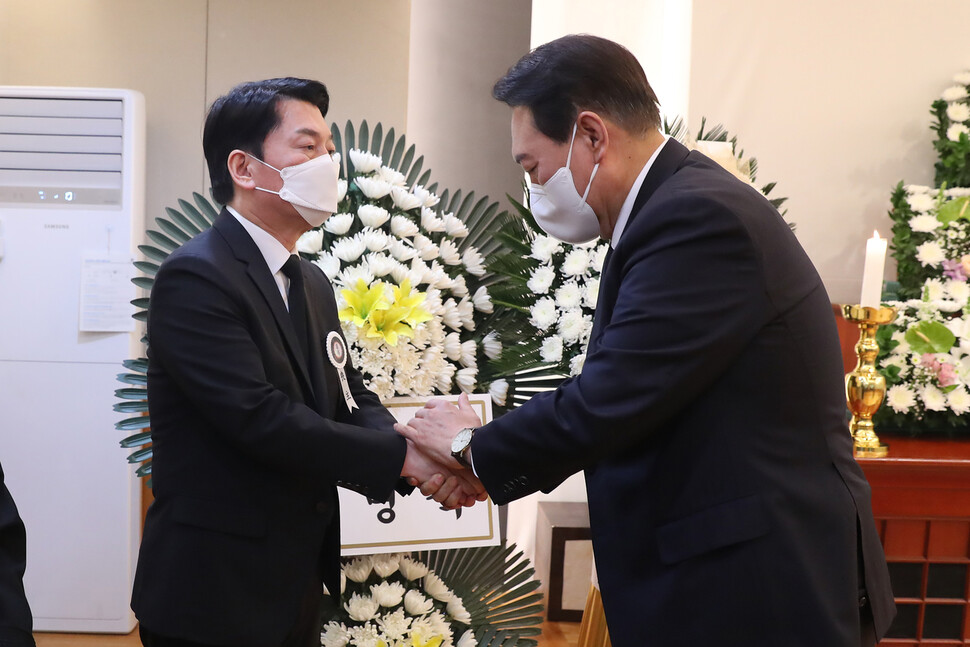 윤석열 대통령 당선자가 20일 저녁 서울 종로구 서울대병원 장례식장에 마련된 안철수 대통령직인수위원장 부친의 빈소를 찾아 조문을 한 뒤 안 위원장을 위로하고 있다. 신소영 기자 viator@hani.co.kr