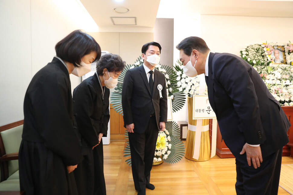 윤석열 대통령 당선자가 20일 저녁 서울 종로구 서울대병원 장례식장에 마련된 안철수 대통령직인수위원장 부친의 빈소를 찾아 조문을 한 뒤 안 위원장과 가족을 위로하고 있다. 신소영 기자