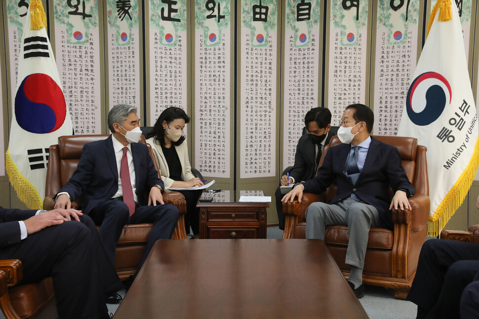 권영세 통일부 장관 후보자(오른쪽)는 21일 오전 성김 미국 대북특별대표를 만나 최근 한반도 정세와 국제정세 및 차기 정부의 대북정책 방향에 대한 구상을 중심으로 대화를 했다고 통일부가 전했다. 통일부 제공