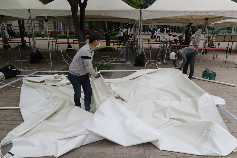 서울광장임시선별검사소가 운영중단된 22일 낮 서울시 관계자들이 검사소 시설을 철거하고 있다. 김태형 기자