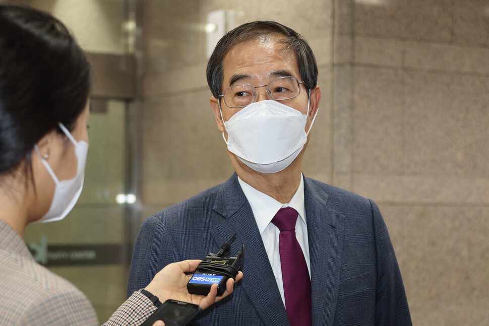 한덕수 국무총리 후보자가 22일 오전 서울 종로구 한국생산성본부 건물에 마련된 국회 인사청문회 준비단 사무실로 출근하며 기자의 질문에 답하고 있다. 공동취재사진