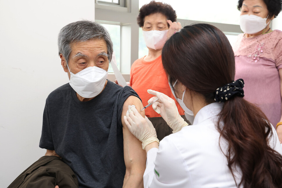 60세 이상 사전예약자에 대한 코로나19 4차 예방접종이 시작된 25일 서울 강서구 부민병원에서 한 시민이 백신을 접종받고 있다. 사진공동취재단