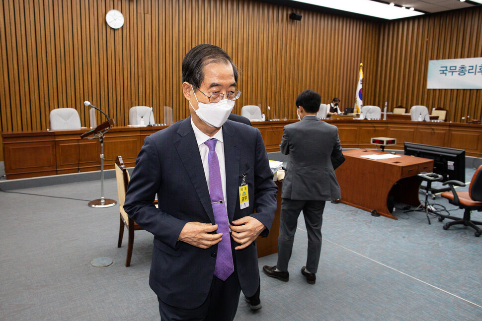 한덕수 국무총리 후보자가 25일 서울 여의도 국회에서 더불어민주당 및 정의당 의원들의 청문회 보이콧으로 인사청문회가 정회되자 청문회장을 나서고 있다. 더불어민주당과 정의당은 한 후보자의 자료제출 부실에 항의해 청문회를 보이콧했다. 연합뉴스