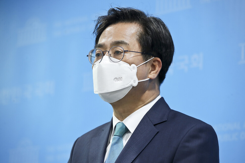 김동연 더불어민주당 경기지사 후보가 26일 오전 국회에서 열린 정견 및 정책발표 기자회견을 마친 뒤 취재진 질문에 답변하고 있다. 공동취재사진