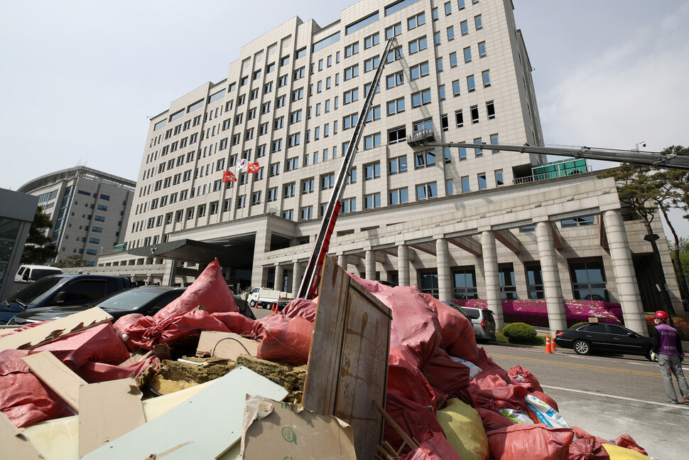 26일 오후 서울 용산구 국방부 청사 본관에서 윤석열 대통령 당선자 취임 뒤 사용할 집무실 준비를 위한 공사가 진행되고 있다. 공동취재사진