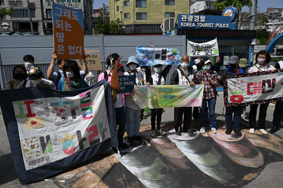 다른 세상을 만나는 40일 순례, 봄바람 순례단이 27일 오후 서울 용산구 녹사평역에서 남영역 인근 반환 미군기지 캠프킴까지 행진하기에 앞서 회견을 하고 있다. 김태형 기자