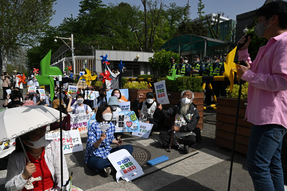 ‘다른 세상을 만나는 40일 순례, 봄바람' 순례단이 27일 오후 서울 용산구 대통령 집무실 이전지인 국방부 앞에서 집회를 열고 있다. 김태형 기자